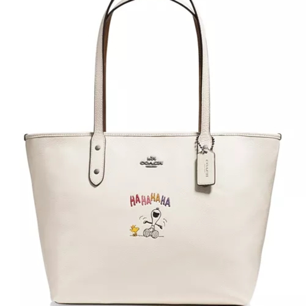 Coach White Tote Bag Elegant and Spacious
